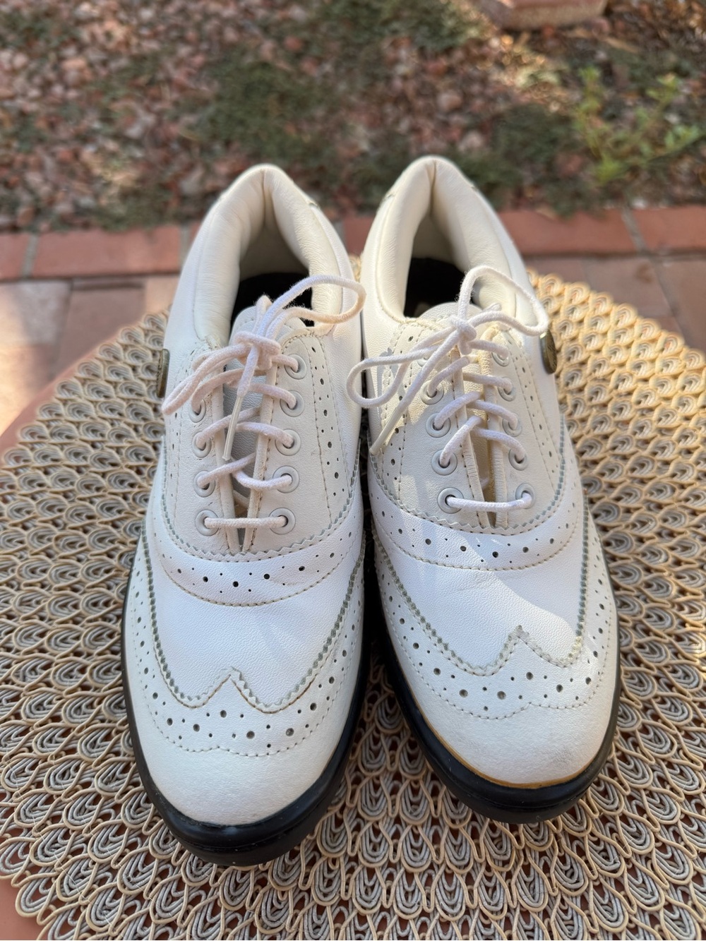 Vintage White Women's Leather Wingtip gold Athletic Shoes size 5